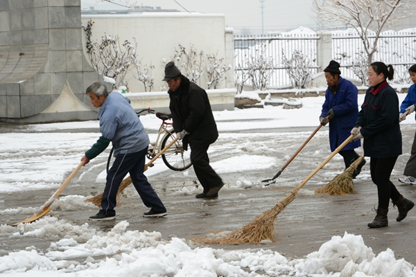 總務(wù)人員清掃校園積雪